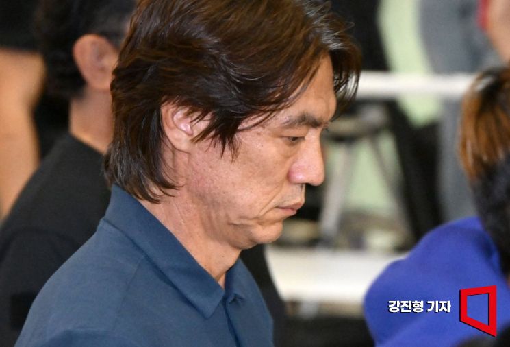 2026 북중미 월드컵에서 32강 토너먼트 진출에 실패하면서 역대 최악의 성적을 낸 홍명보 전 축구대표팀 감독이 30일 인천국제공항 제2여객터미널을 통해 귀국 하고 있다. 강진형 기자