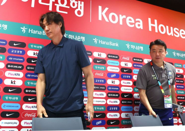 2026 북중미 월드컵 조별리그에서 탈락한 한국 축구 국가대표팀 홍명보 전 감독이 28일(현지시간) 오전 멕시코 과달라하라 인근 사포판의 치바스 바예 베르데에서 사퇴 기자회견을 마치고 퇴장하고 있다. 연합뉴스