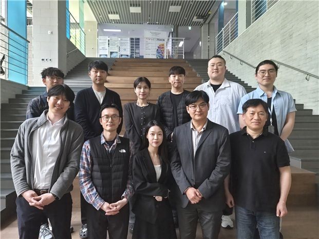DGIST 뇌과학과 연구팀. (앞줄 왼쪽부터) 첫 번째 박포정 교수, 두 번째 백명인 교수, 네 번째 이효상 교수, (맨 오른쪽) 서병창 교수. DGIST 제공