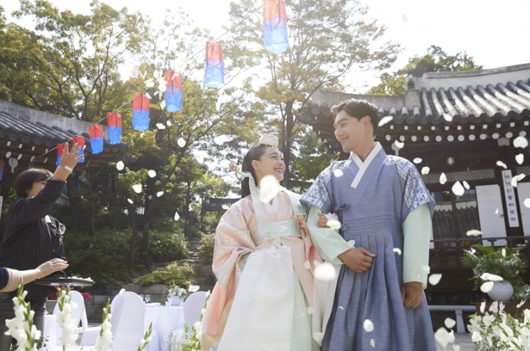 Korean Traditional House Traditional Wedding (Using AI).