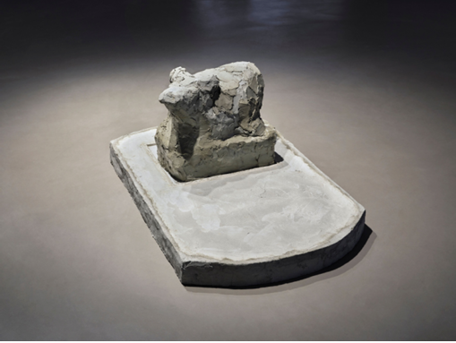 정서영, 떠돌이, 2022, 시멘트, 62 × 142 × 92cm. 두산갤러리