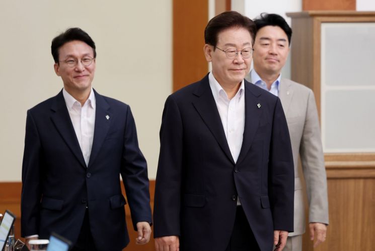이재명 대통령이 30일 청와대에서 김민석 국무총리, 강훈식 비서실장과 국무회의 겸 비상경제점검회의에 입장하고 있다. 연합뉴스