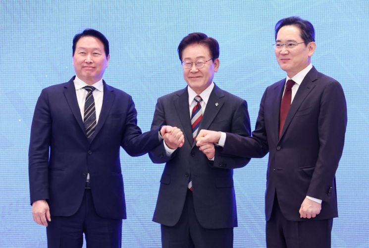 이재명 대통령과 이재용 삼성전자 회장, 최태원 SK그룹 회장이 지난달 29일 청와대에서 열린 3대 메가프로젝트 국민보고회에서 기업 투자 발표 후 손을 잡고 있다. 연합뉴스
