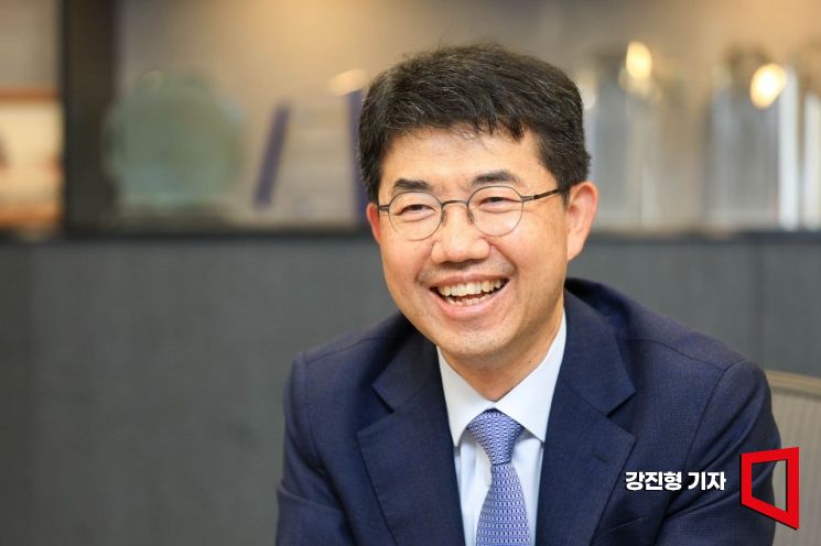 법무법인 세종 오종한 대표변호사가 30일 서울 종로구 법무법인 세종에서 아시아경제와 인터뷰 하고 있다. 강진형 기자