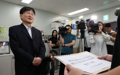 이규연 광주제일고등학교(광주일고) 교장이 전국 고교야구대회 도중 발생한 상대팀 배재고등학교의 응원 구호 논란과 관련한 항의서한을 전달하기 위해 30일 서울 송파구 대한야구소프트볼협회를 방문하고 있다. 연합뉴스