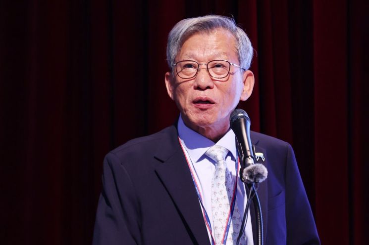 유홍준 국립중앙박물관 관장이 30일 서울 용산구 국립중앙박물관에서 열린 특별전 '우리들의 밥상' 언론공개회에서 인사말을 하고 있다. 연합뉴스