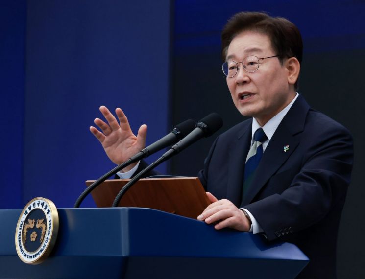 이재명 대통령이 30일 광주 김대중컨벤션센터에서 열린 서남권 첨단산업 발전비전 국민보고회에서 축사하고 있다. 연합뉴스