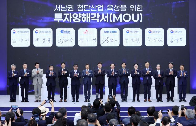 이재명 대통령이 30일 광주 김대중컨벤션센터에서 열린 서남권 첨단산업 발전비전 국민보고회에서 정부와 기업의 MOU체결식이 끝난 뒤 참석자들과 기념촬영을 하고 있다. 2026.6.30 연합뉴스