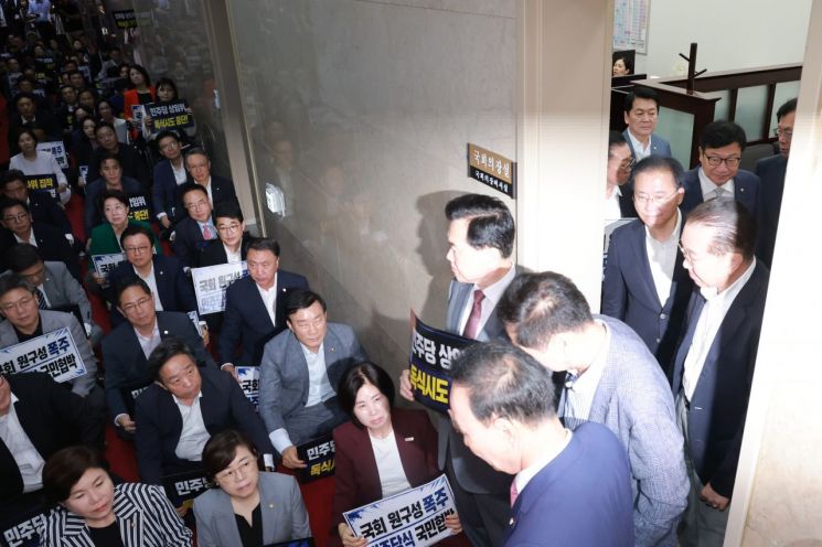 국민의힘 의원들이 30일 국회 후반기 원구성과 관련해 국회의장실을 항의 방문하고 있다. 연합뉴스