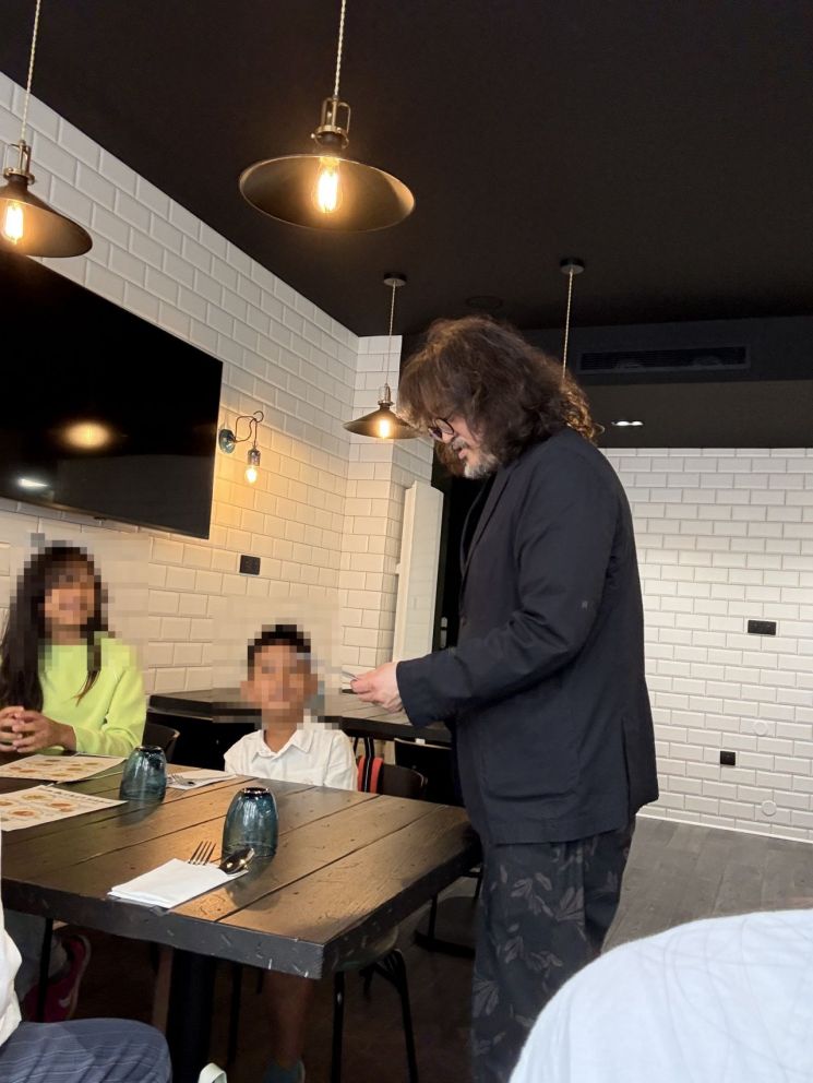 김어준이 식당 안에서 어린이 손님과 대화를 나누고 있다.  현지 교민 제공