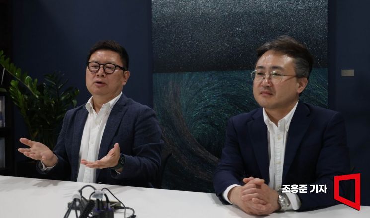 홍춘욱 프리즘투자자문 대표(왼쪽)와 배재현 상무가 서울 강남구 사무실에서 아시아경제와 인터뷰 하고 있다. 조용준 기자