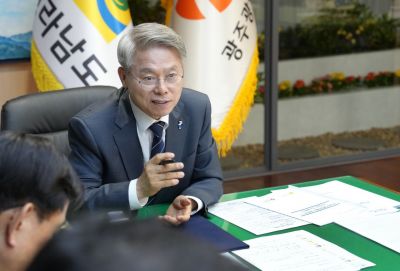 민형배 전남광주통합특별시장이 1일 새벽 전남광주통합특별시청 무안청사 집무실에서 간부공무원들에게 반도체 지원방안, 재해안전대책, 민생안전 정책 등 1호 업무지시를 하고 있다. 전남광주통합특별시 제공