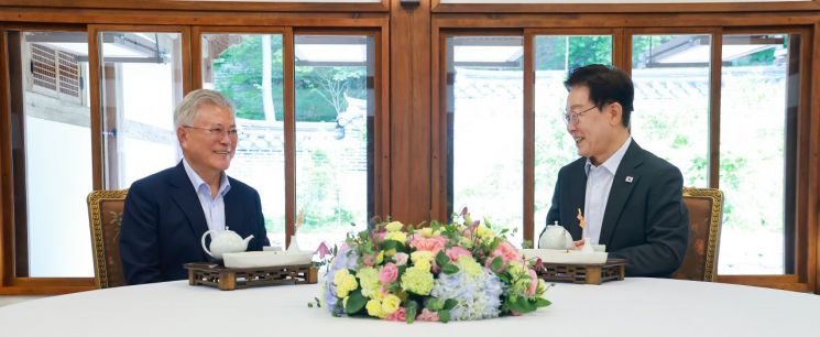 이재명 대통령과 문재인 전 대통령이 1일 청와대 상춘재에서 오찬 회동을 하고 있다. 2026.7.1 연합뉴스
