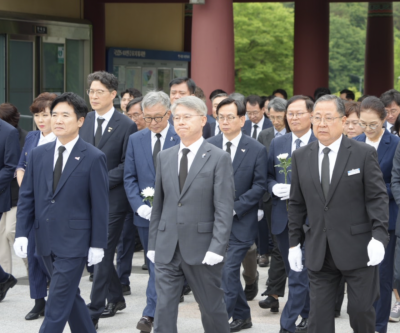 민형배 전남광주통합특별시장(가운데)과 김대중 전남광주특별시교육감이 1일 광주 북구 국립5·18민주묘지에서 시·교육청 간부들과 함께 참배를 위해 이동하고 있다. 송보현 기자