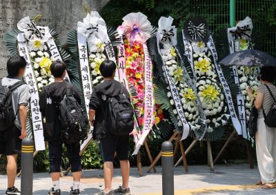 지난 1일 서울 강동구 배재고 앞에 근조화환이 놓여 있다. 배재고 야구부 일부 학생 선수들은 지난달 29일 서울 목동구장에서 광주제일고와 경기 중 "스타벅스 가야지", "탱크 데이"라는 구호를 외쳤다. 이 구호는 지난 달 스타벅스 코리아가 5·18민주화운동 기념일에 맞춰 텀블러 할인 이벤트를 하며 '5·18 탱크데이'라고 홍보했던 사건을 연상케 해 공분을 샀다. 연합뉴스