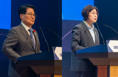 박지원 국회의원과 민경매 해남군의장이 명현관 해남군수의 취임식에서 축사하고 있다. 이준경 기자