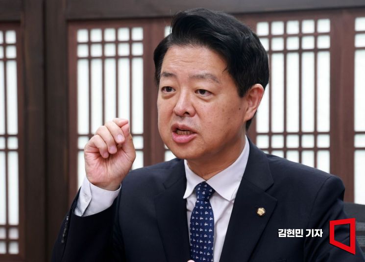Kim Young-ho, a member of the Democratic Party of Korea, is being interviewed by The Asia Business Daily at the National Assembly on the 2nd. Photo by Kim Hyun-min