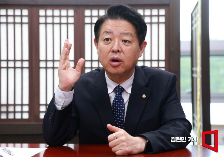 Kim Youngho, a member of the Democratic Party of Korea, is being interviewed by The Asia Business Daily at the National Assembly on the 2nd. Photo by Hyunmin Kim
