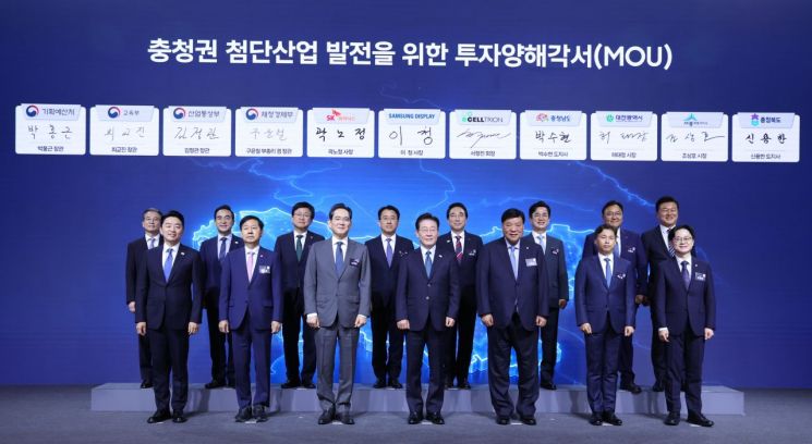 이재명 대통령이 2일 충남 아산시에서 열린 충청권 첨단산업 발전비전 국민보고회에서 참석자들과 기념촬영을 하고 있다. 연합뉴스
