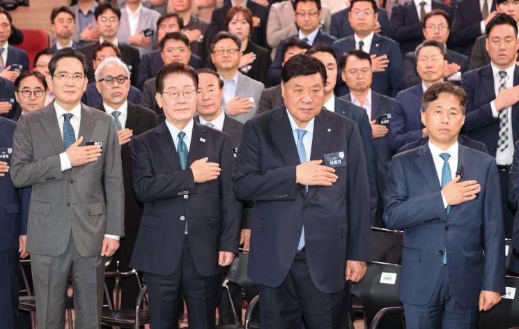 이재명 대통령이 2일 충남 아산시에서 열린 충청권 첨단산업 발전비전 국민보고회에서 국민의례를 하고 있다. 왼쪽부터 이재용 삼성전자 회장, 이재명 대통령, 서정진 셀트리온 회장, 곽노정 SK하이닉스 대표. 청와대통신사진기자단. 연합뉴스