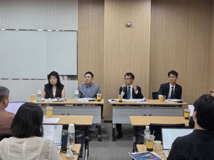 권오남 한국과학기술단체총연합회(과총) 회장(맨 왼쪽) 등 과총 관계자들이 2일 서울 강남구 한국과학기술회관에서 열린 '2026 세계한인과학기술인대회' 기자간담회에서 기자들의 질문에 답변하고 있다. 과총 제공