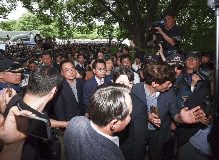 6·3 지방선거 투표용지 부족 사태를 조사 중인 국회 국정조사특별위원회 윤상현 위원장과 위원들이 2일 현장 조사를 위해 서울 송파구 올림픽공원 내 개표소로 들어가기 위해 기다리고 있다. 국회사진기자단