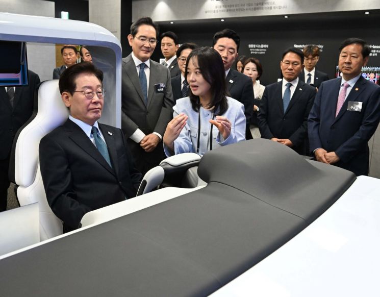 이재명 대통령이 2일 충남 아산시에서 열린 충청권 첨단산업 발전비전 국민보고회에서 스마트 자동차디스플레이를 체험하고 있다. 2026.7.2 연합뉴스
