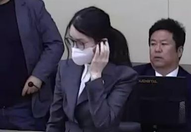 김건희 여사가 서울 서초구 서울중앙지방법원에서 열린 특정범죄 가중처벌법상 알선수재 혐의 사건 1심 선고 공판에 출석하고 있다. 서울중앙지법 제공. 연합뉴스