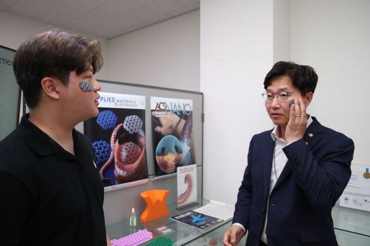 3일 경기 수원 성균관대 창업보육센터 내 미메틱스를 방문한 구혁채 과기정통부 제1차관이 피부 패치를 체험하고 있다. 과기정통부.