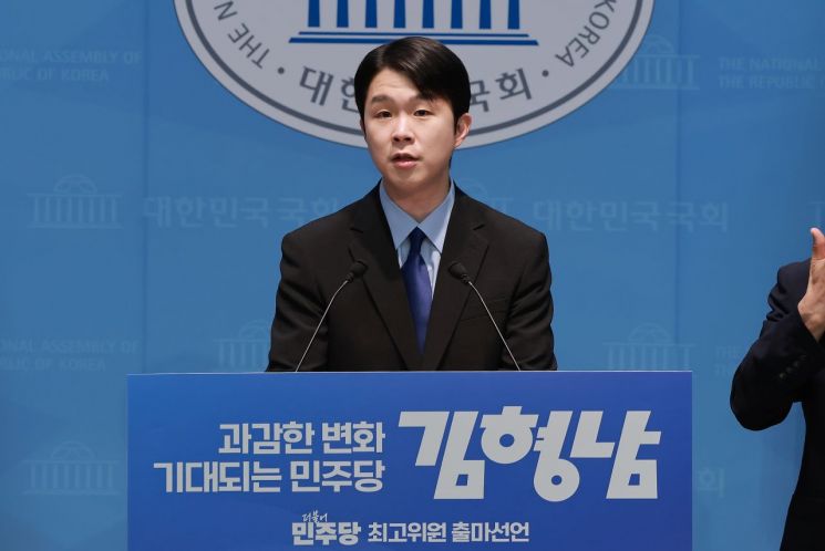 더불어민주당 서울시장 경선후보였던 김형남 전 군인권센터 사무국장이 3일 국회 소통관에서 민주당 최고위원 출마를 선언하고 있다. 연합뉴스