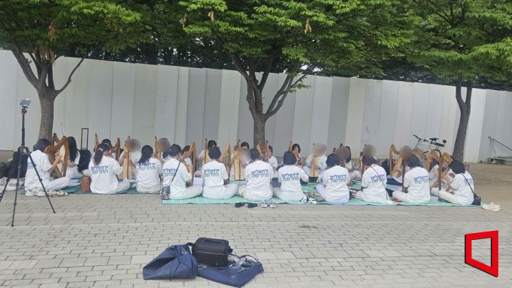 2일 서울 송파구 올림픽공원 개표소 시위 현장에서 한 종교단체가 악기를 들고 연주하고 있다. 박재현 기자