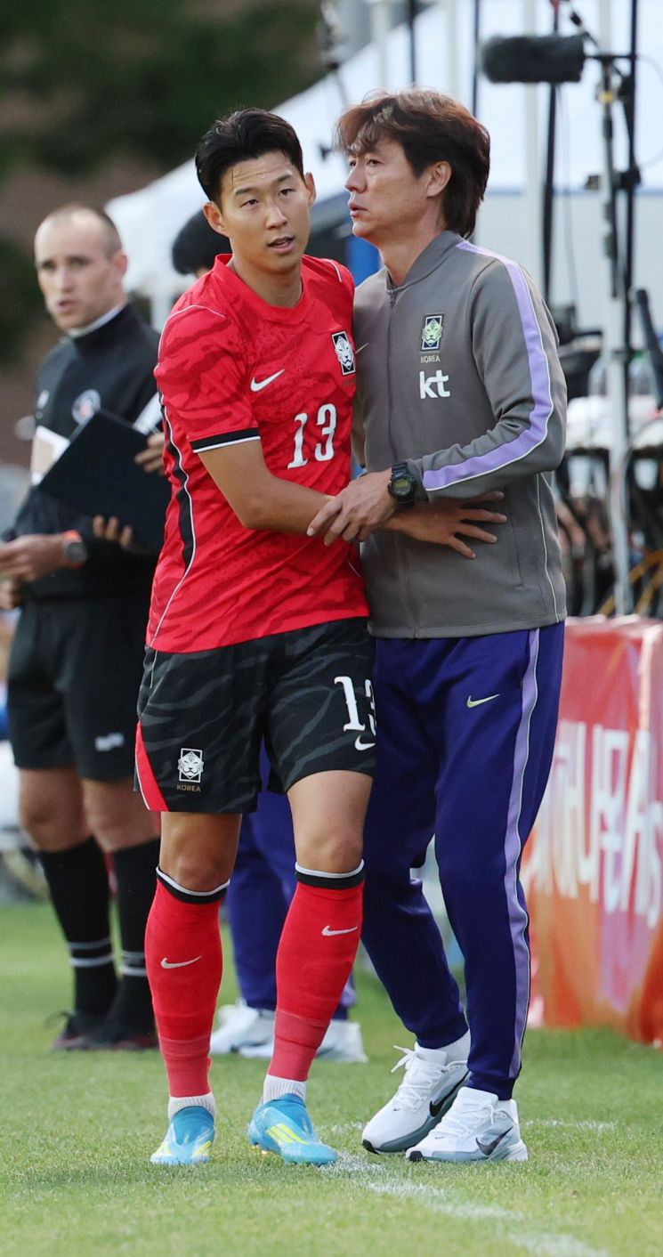 지난 5월30일 미국 유타주 프로보에 위치한 브리검영대 사우스필드에서 열린 대한민국과 트리니다드 토바고의 평가전. 한국 손흥민이 후반전 교체되며 홍명보 감독과 대화하고 있다. 연합뉴스