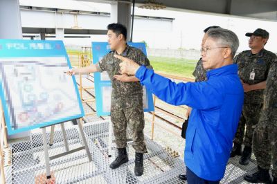 민형배 전남광주통합특별시장이 3일 ‘반도체 메가프로젝트 성공 지원’을 위해 광주 군공항을 찾아 현장점검을 하고 있다. 전남광주통합특별시 제공