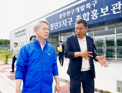 민형배 전남광주통합특별시장이 3일 ‘반도체 메가프로젝트 성공 지원’을 위해 광주연구개발특구 첨단3지구를 찾아 현장점검을 하고 있다. 전남광주통합특별시 제공