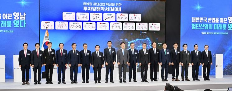 경남 진주시 경상국립대 칠암캠퍼스에서 열린 '영남권 첨단산업 발전비전 국민보고회'에서 박완수 경남지사(가장 왼쪽부터), 이철우 경북지사, 김상욱 울산시장, 추경호 대구시장, 전재수 부산시장, 정연인 두산에너빌리티 부회장, 노태문 삼성전자 대표이사 사장, 김동관 한화그룹 부회장, 이재명 대통령, 장재훈 현대차그룹 부회장, 정재헌 SK텔레콤 대표이사 사장, 문혁수 LG이노텍 사장, 구윤철 부총리 겸 재정경제부 장관, 배경훈 부총리 겸 과기정통부 장관, 김정관 산업부 장관, 박홍근 기획처 장관, 김용범 정책실장이 기념사진을 찍고 있다. [사진제공=사진공동취재단]