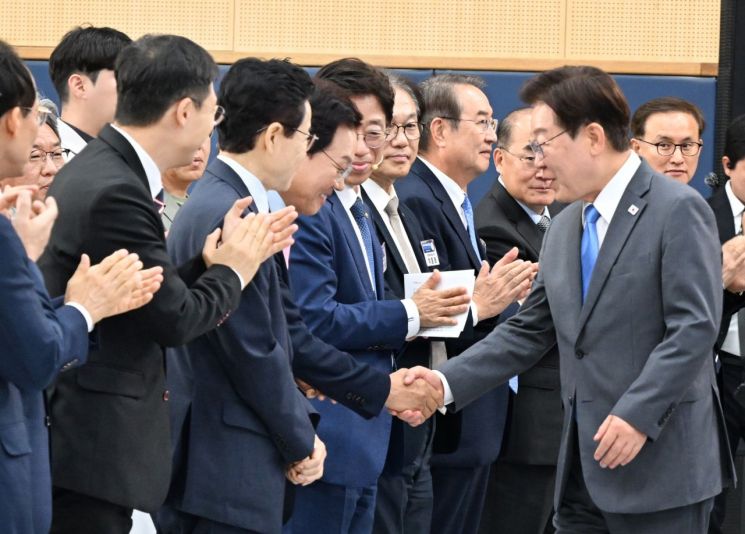 경남 진주시에서 열린 '영남권 첨단산업 발전비전 국민보고회'에서 박완수 경남지사(왼쪽)와 이재명 대통령이 손을 맞잡으며 인사를 나누고 있다. [사진제공=사진공동취재단]