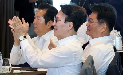 더불어민주당 정청래 전 대표(왼쪽부터)와 김민석 전 국무총리, 송영길 의원이 지난 3일 서울 용산구 한 호텔에서 열린 더불어민주당 국회의원 워크숍에 참석해 손뼉 치고 있다. 연합뉴스