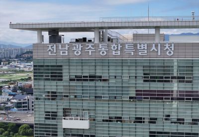 전남광주통합특별시 출범 첫날인 1일 광주청사 간판이 광주광역시청에서 전남광주통합특별시청으로 바뀌어 걸려있다. 연합뉴스