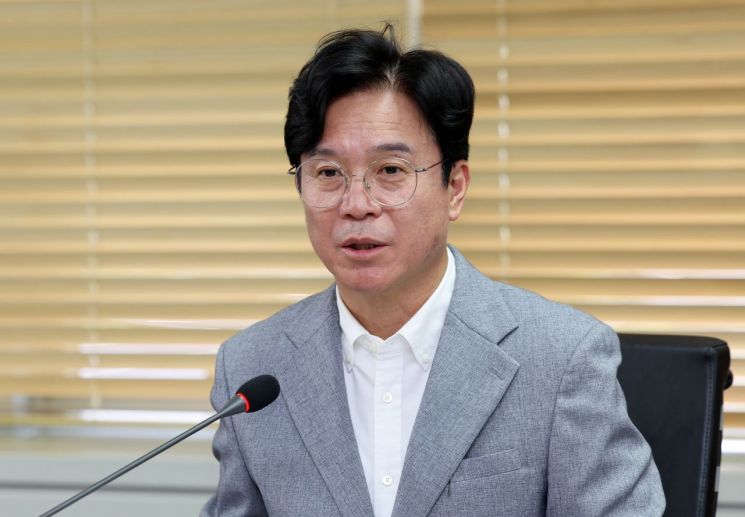 김영훈 고용노동부 장관이 2일 전남광주통합특별시 광산구 한국광기술원에서 열린 전남광주 반도체 인력양성 간담회에서 발언하고 있다. 연합뉴스
