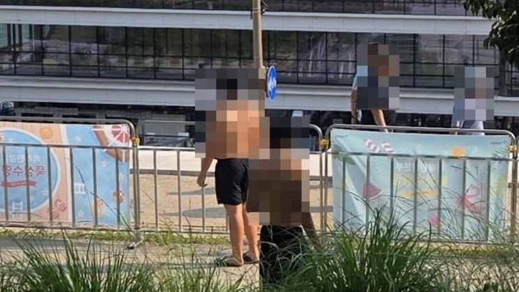뚝섬한강공원 수영장 내에서 흡연하는 모습. 연합뉴스