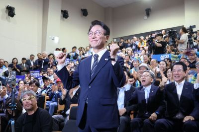 김민석 전 국무총리가 6일 광주 동구 전일빌딩245에서 열린 더불어민주당 당대표 출마 기자회견에서 지지자들의 환호에 주먹을 들어 보이며 인사하고 있다. 송보현 기자