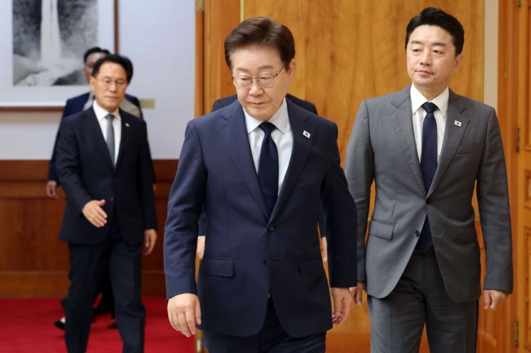이재명 대통령이 6일 청와대에서 열린 메가프로젝트 민관합동 점검회의에 입장하고 있다. 2026.7.6 연합뉴스