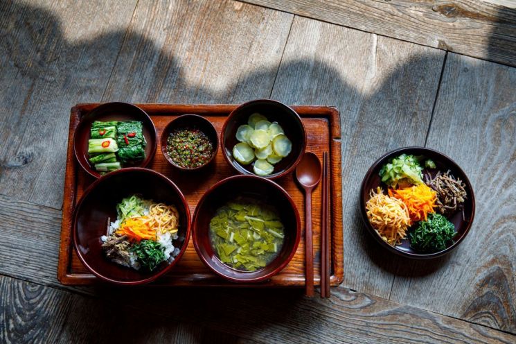 사찰음식 상차림. 대한불교조계종은 제48차 유네스코 세계유산위원회 기간 부산 범어사에서 주요국 대표단 초청 사찰음식 만찬을 열고, 회의장에서는 사찰음식 다과와 핑거푸드를 선보이는 ‘K-Dessert Day’를 진행한다. 조계종