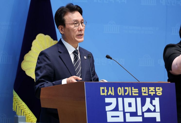 (서울=연합뉴스) 이동해 기자 = 더불어민주당 당권주자인 김민석 전 국무총리가 6일 국회 소통관에서 당 대표 출마 선언 기자회견을 하고 있다. 2026.7.6