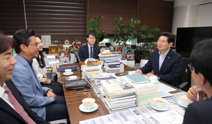 이상일 시장과 어플라이트 머티리얼즈 관계자들이 6일 시청 접견실에서 대화를 나누고 있다. 용인시 제공