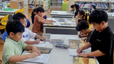 완도초등학교 학생들이 '독서논술 프로그램'에서 그림책을 함께 읽고 토론하고 있다. 이준경 기자
