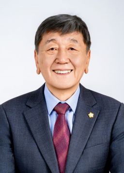 제10대 전반기 의장에 선출된 6선의 안창수 의원 의장[사진제공=상주시의회]