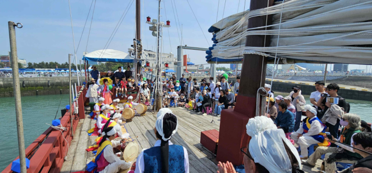 화성 뱃놀이 축제에서 운영된 조선통신사선 전통공연.