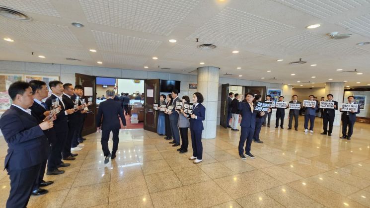 더불어민주당 의원들이 의장단 구성과 관련해 손팻말 시위를 벌이고 있다. [사진=이세령 기자]