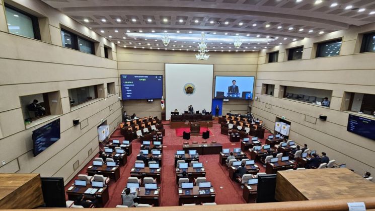 더불어민주당 의원들이 모두 퇴장한 채 진행 중인 제13대 경남도의회 전반기 첫 임시회 1차 본회의. [사진=이세령 기자]